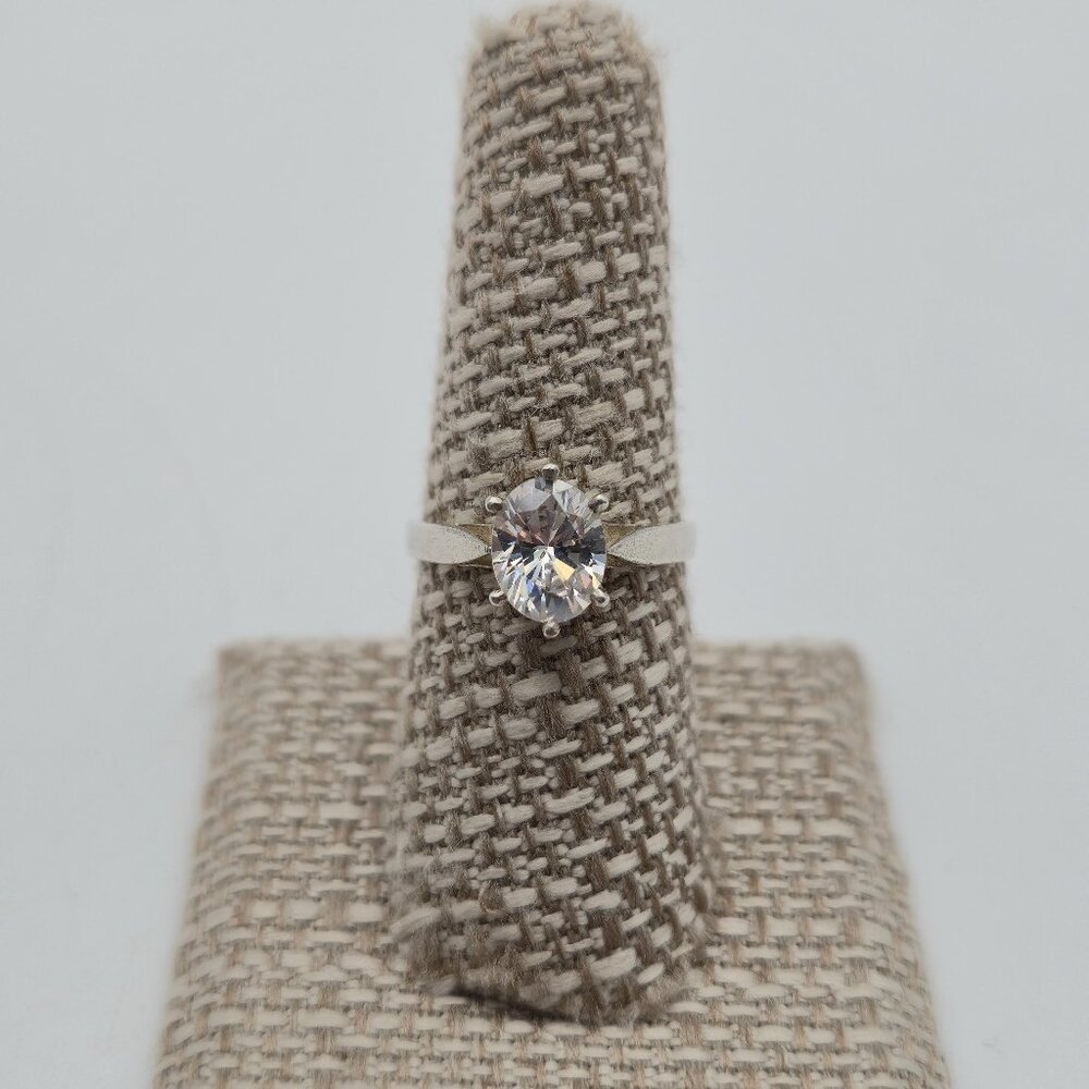 Size 7.5 Sterling Silver Oval Cubic Zirconia Gemstone Ring A4055